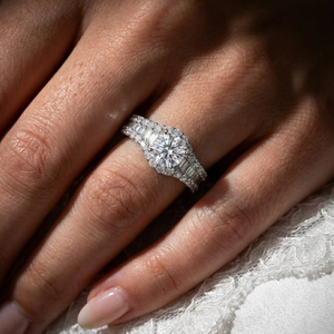 Bague de mariage et de fête pour femme en or blanc 18 carats de haute qualité, brillante et raffinée, avec un diamant naturel rond de forme classique et un halo - Product Image 2