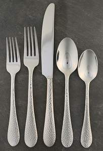 Ensemble de couverts en acier inoxydable brillant avec un style moderne ajoutant de l'élégance et de la fonctionnalité aux présentations de table au quotidien - Product Image 3