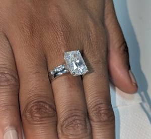 Bague de fiançailles en diamant de laboratoire taille radiant de 4,90 carats avec alliance assortie sertie de diamants en sangle, ensemble de mariage en or blanc massif 14 carats - Product Image 4