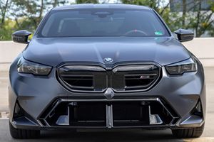รถยนต์มือสอง BMW M5 ปี 2026 วิ่งประมาณ 200 ไมล์ เครื่องยนต์ไฮบริดเทอร์โบ V8 717 แรงม้า ระบบขับเคลื่อนสี่ล้อ สีเทาเข้มแบบฟรอสต์ พร้อมกล้องมองหลัง มาตรฐานไอเสียยูโร 3 ความจุ 8 ลิตร - Product Image 4