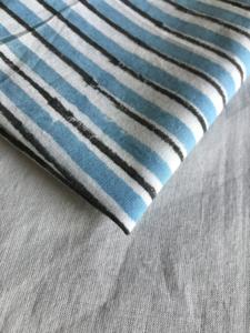 Tissu en coton imprimé à la main, rayures bleu indigo et blanc avec des lignes noires |   Textile indien minimaliste - Product Image 4