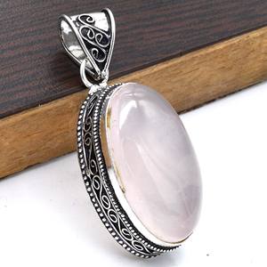 Bijoux Vintage en Laiton Assortiment de Cristaux Géométriques Plus-Forme Rose Quartz Pendentif Religieux Mode Colliers et Chic - Product Image 3