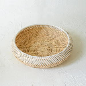 Cesta Redonda de Mimbre Tejida a Mano para Servir/Exhibir (Borde Blanco de Dos Tonos) para Frutas y Centro de Mesa - Product Image 1