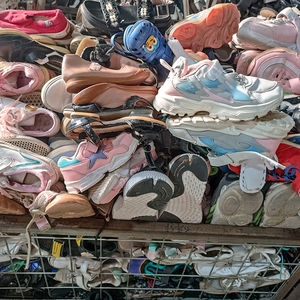 Zapatos Infantiles de Segunda Mano en Fardos de 20 kg por Fardo, Empaque Compacto, Calzado para Niños para Envío y Almacenamiento Eficientes, Venta al Por Mayor - Product Image 1