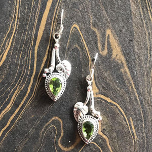 Boucles d'oreilles Peridot 5,2 grammes Or 14 carats pendantes et clous tendance Or rose avec diamant et serti clos en forme de cœur - Product Image 1