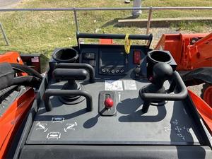 Minicargadora de dirección deslizante Kubota SCL1000 2025, la mejor cargadora de fuerza pequeña con bomba de cojinete de motor fuerte y caja de cambios - Product Image 3