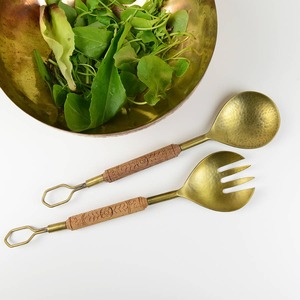 Ensemble de service à salade en laiton fait à la main manche en bois moderne ustensiles de cuisine de créateur - Product Image 1