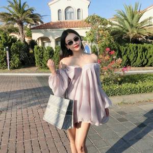 Blusa Personalizada de Gasa Rosa con Cuello en V, Corte Holgado y Manga Larga - Product Image 1