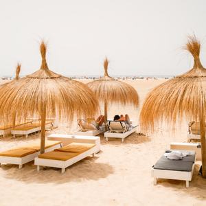 열대 티키 우산 독점 히트 핫 스타일 베트남 디자인 스타일 저렴한 천연 해초 초 지붕 우산 - Product Image 1