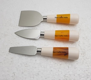 Ustensiles à fromage de style chinois en résine jaune et blanc fait poignée créative et acier inoxydable avec couteau plaqué argent et épandeur - Product Image 2