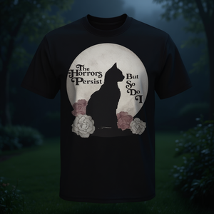 T-shirt floreale per amanti dei gatti con la citazione 'I terori persistono ma io lo faccio anch'io', prodotto promozionale - Product Image 3