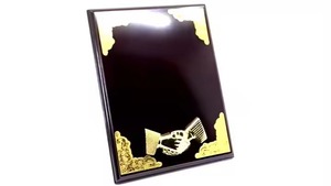 Placa de madera de buena calidad con apretón de manos de metal para reconocimiento de empleados y ceremonias de logros especiales a precio de exportación - Product Image 4