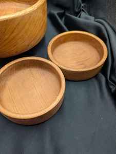 Bol en bois élégant |   Belle forme incurvée en bois naturel et poli, idéale pour la décoration rustique, le style de table et le service - Product Image 4