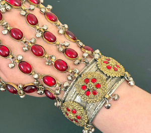 Arnés Tribal Rojo Rubí Dramático con Piedras de Resina Ovaladas en Cascada y Campanas Colgantes de Plata Elaboradas - Product Image 3