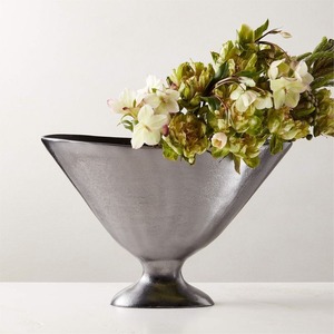 Vase à fleurs unique en aluminium avec touche artisanale et mise en forme abstraite parfait pour la décoration d'étagère moderne et la présentation florale - Product Image 4