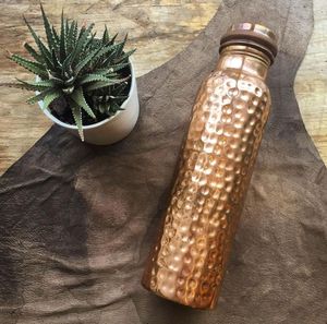 Botellas de Agua de Cobre Puro Hechas a Mano con Diseño Martillado Brillante, Jarra de Cobre India Resistente de 34 oz, Recipiente Reutilizable para Bebidas - Product Image 6