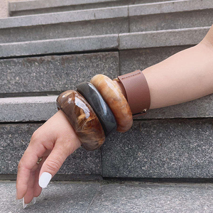 Bracelet en résine artisanal de qualité supérieure avec motif unique et ajustement léger, idéal pour les femmes, pour les mariages et les fêtes, provenant d'un fournisseur indien. - Product Image 2