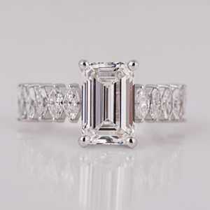 Anillo de compromiso de diamante cultivado en laboratorio de corte esmeralda de 3.00CT platino estilo moderno IGI certificado Pave ajuste boda Unisex - Product Image 1