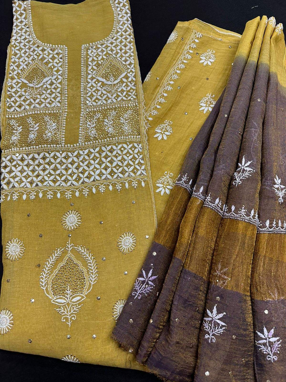 สีเหลือง