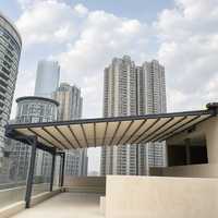 Pergola autoportante moderne et durable en alliage d'aluminium, résistante au vent, avec auvent rétractable électrique en PVC et télécommande LED