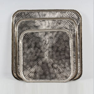 Bandeja de servicio chapada en oro de aluminio de diseño martillado con bandeja de servicio de contorno de diseñador sin asas - Product Image 5