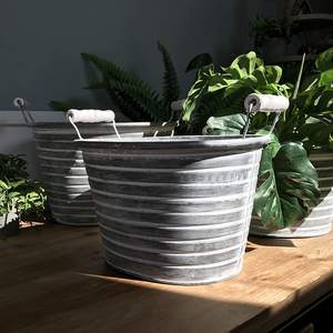 Jardinière de fleurs en métal galvanisé gris de forme ovale avec manche en bois pour les jardinières de décoration d'entrée et de jardin à la maison - Product Image 3