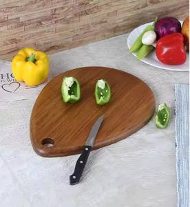 Planche à découper et à servir unique en bois d'acacia naturel de qualité supérieure, bord brut, avec poignée, compatible lave-vaisselle, épaisseur 2,0 cm - Product Image 4