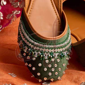 Preciosas Khussas de Terciopelo Verde Botella con Suela Antideslizante para Comodidad Durante Todo el Día y Forro de Cuero Sintético - Product Image 6