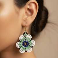 Anting-anting gantung motif bunga kupu-kupu berhias manik-manik, desain klasik religius, berbahan mutiara dan berlian, terbuat dari paduan seng dan plastik, cocok untuk pesta.