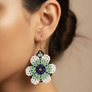 Boucles d'oreilles pendantes classiques en alliage de zinc et plastique, motif fleur et papillon, ornées de perles et de diamants, idéales pour les fêtes - Product Image 4