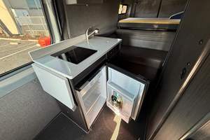 Mercedes-Benz Sprinter 3500 4x4 d'occasion de 2017, environ 34 500 miles, 1 propriétaire, Turbodiesel V6, 4 roues motrices, conversion en véhicule utilitaire sport - Product Image 5