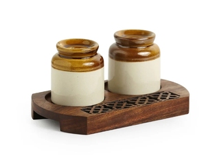 Ensemble de salière et poivrière en céramique Martban à l'ancienne avec plateau sculpté à la main en bois de Sesham Royal Garnishers - Product Image 1