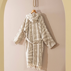 Albornoz turco de felpa Fronds Raised Terry con capucha, beige o verde - Product Image 6