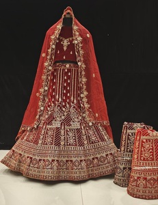 Ropa festiva ligera de calidad estándar, Lehenga Choli de terciopelo en tonos pastel con bordado minimalista para regalar - Product Image 2