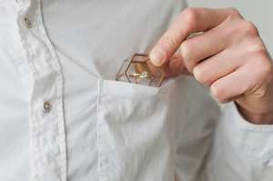 La plus petite boîte à bijoux en verre en forme d'hexagone avec cadre en métal poli doré, parfaite pour ranger bagues, colliers et accessoires fins - Product Image 6