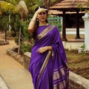 Elégant Saree en soie Lichi doux et complexe Golden Zari Design Bollywood pour les événements traditionnels d'hiver Cadeaux Fashionharbour - Product Image 1