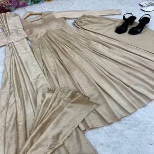 Conjunto de Vestido, Pantalón y Dupatta de Algodón Chanderi de Diseño VASTRA COTTAGE con Bordado a Mano, Encaje Dorado, Traje de Fiesta para Mujer - Product Image 4