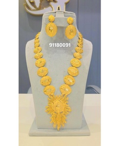 Juego de Joyería de Diamantes Chapados en Oro de 6 Gramos y 4 Piezas para Mujer, Diseño Clásico para Tradiciones de Boda y Compromiso - Product Image 2