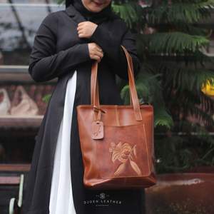 Sac fourre-tout élégant en cuir véritable sculpté à la main, sac à bandoulière artisanal de qualité supérieure, design floral spacieux et durable, fait à la main d'Indonésie - Product Image 5