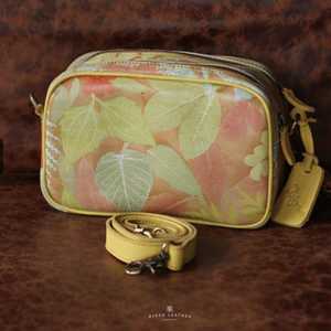 Sac à bandoulière en cuir véritable fait à la main Premium avec art botanique naturel élégant sac de mode unique et durable fabriqué en Indonésie - Product Image 3