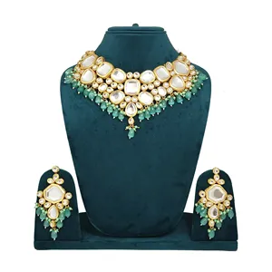 Ensemble de bijoux fins en Kundan vert marine avec boucles d'oreilles plaquées or et Maang Tikka orné de perles et d'une bague en perles pour mariage ou cadeau - Product Image 4