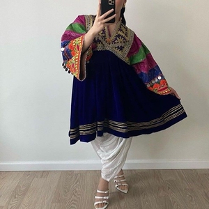 Dernières robes traditionnelles de style court afghan brodées à la main au tarif de gros en couleur bleue avec décoration de pièces de monnaie - Product Image 1