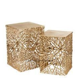 Table d'appoint carrée en métal de couleur dorée, faite à la main, au design luxueux, au look admirable, lot de 2 meubles moulés en aluminium. - Product Image 1