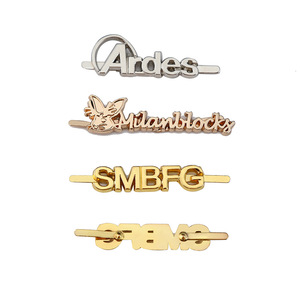 Placa de Identificación de Lujo de Aleación de Zinc con Logotipo de Letras para Equipaje y Zapatos - Placa Metálica Fundida a Presión - Product Image 3
