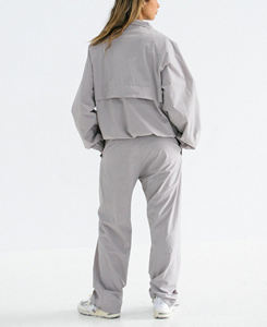 Ensemble coupe-vent deux pièces uni à manches longues avec fermeture éclair, survêtements coupe-vent en gros pour femmes - Product Image 4