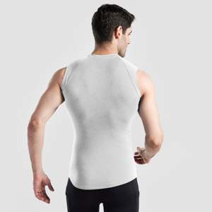 เสื้อกล้ามแขนกุดรัดรูป GA รุ่น 2.0 สีเทาเงินสำหรับผู้ชาย - Product Image 2
