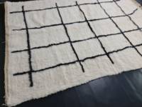Alfombra Marroquí de Lana de Pelo Largo Hecha a Mano con Patrón Abstracto, Lavable, Antideslizante, con Base Anudada, Blanca y Negra, Venta al por Mayor OEM de Nitin Exports