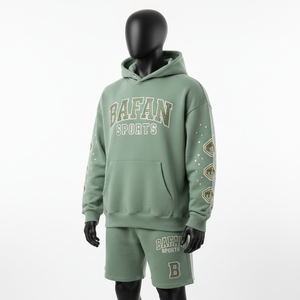 ชุดเซ็ตฮู้ดดี้และกางเกงขาสั้นผ้าฟลีซผสมคอตตอนโพลีเอสเตอร์ 340 GSM สีเขียวเซจสำหรับผู้ชาย พร้อมปักโลโก้ด้วยคริสตัลและงานพิมพ์ลายตามสั่ง - Product Image 4