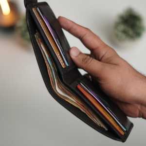 ไม่ใช่. กระเป๋าสตางค์หนังแท้สีโครเมียมแทน รุ่นคลาสสิค 81 สำหรับผู้ชาย ทำมือ เย็บเต็มใบ แบบพับสองตอน ปิดด้วยกระดุมแป๊ก ขนาดยาว ป้องกันการโจรกรรม สีดำ ไซส์ 5 - Product Image 6