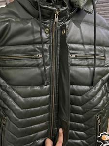 เสื้อแจ็คเก็ตฤดูหนาวแบบพัฟเฟอร์สำหรับผู้ชาย ผลิตแบบ OEM/ODM เป็นมิตรกับสิ่งแวดล้อม สไตล์ไบค์เกอร์ บอมเบอร์ แฟชั่นสำหรับขี่มอเตอร์ไซค์ ทำจากหนังแกะแท้ MOQ ต่ำ - Product Image 6